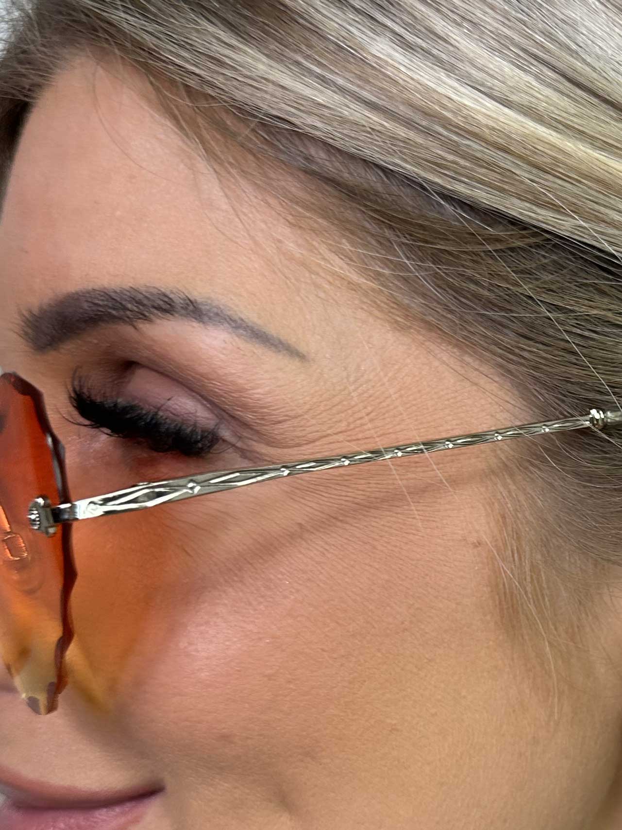 Emmas - Solbriller med hjerteformet farvet glas